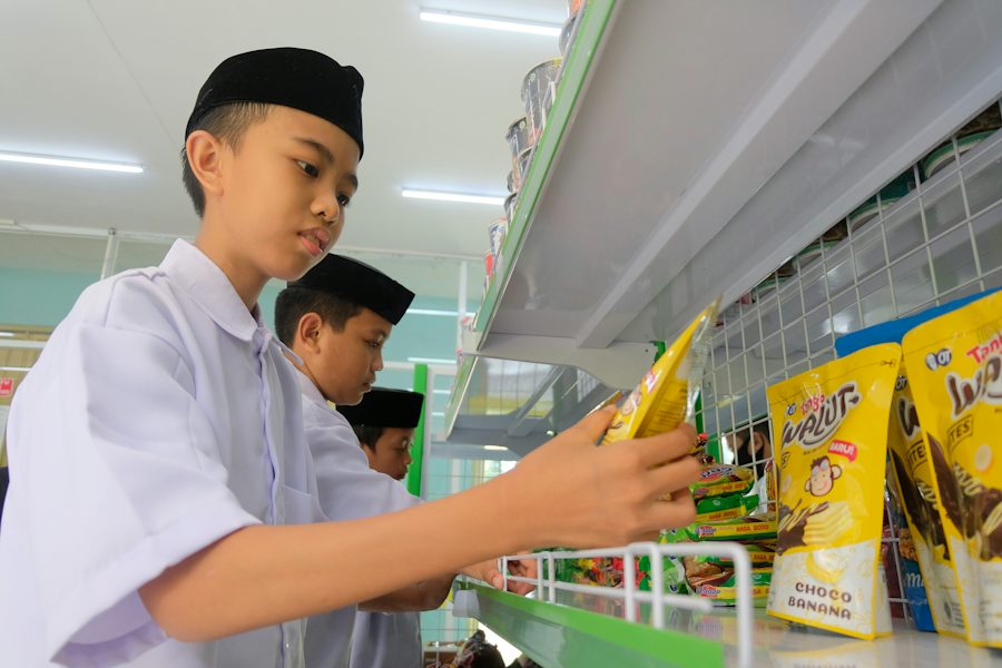 Keseharian santri di lingkungan asrama